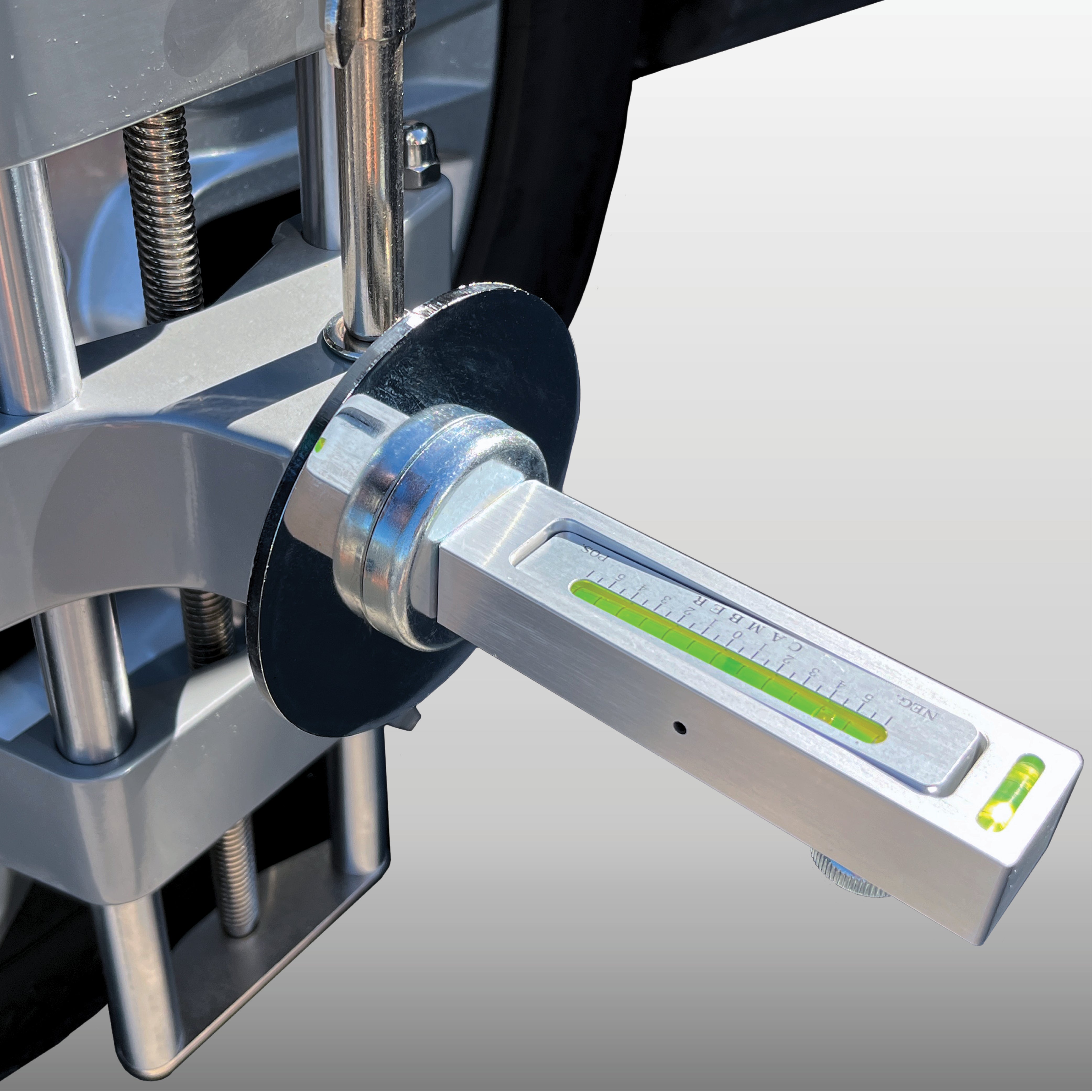 Picture of AutoSolo magnetic camber gauge attached to the adapter of ASWG001 wheel clamp