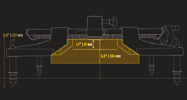 Side elevation of the clamp on 137 mm pins, lifted 42 mm, 135 mm of hub clearance under the arch