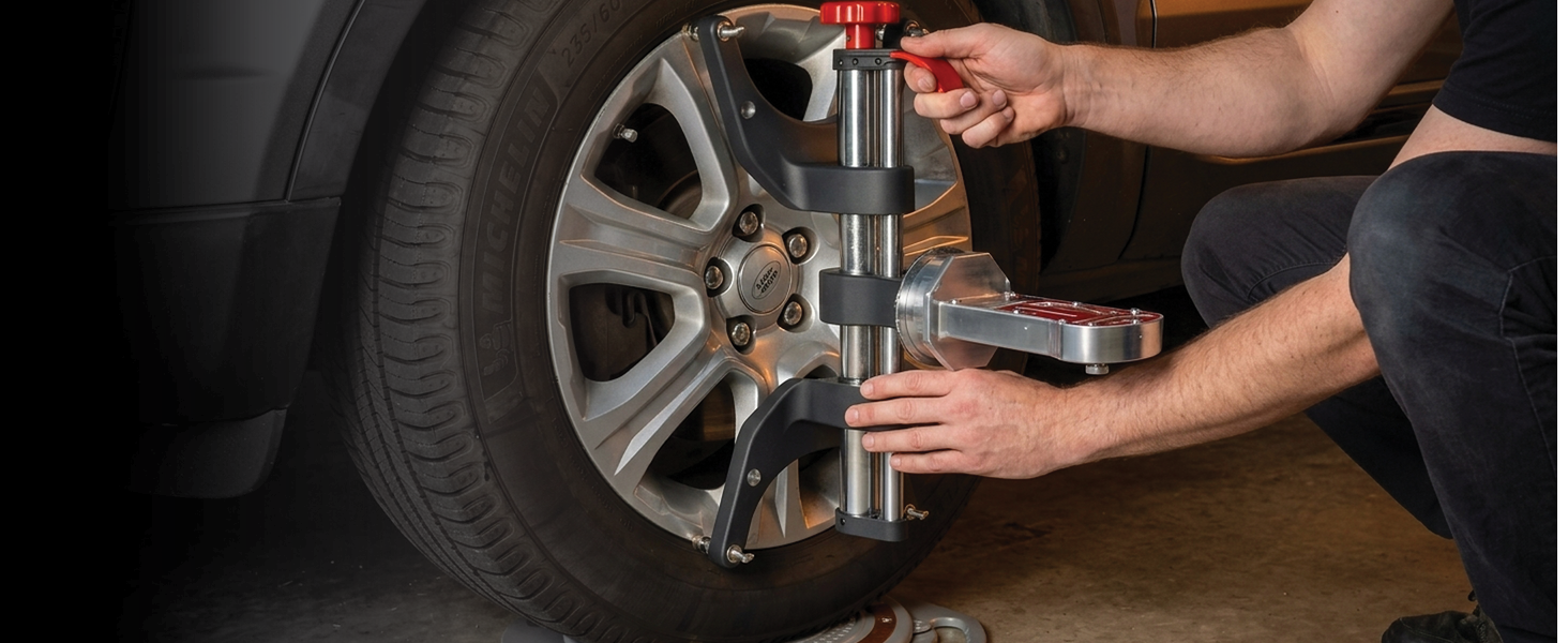 One hand holds the ONYX PRO clamp by its handle on the wheel while the other hand seats the bottom of the clamp